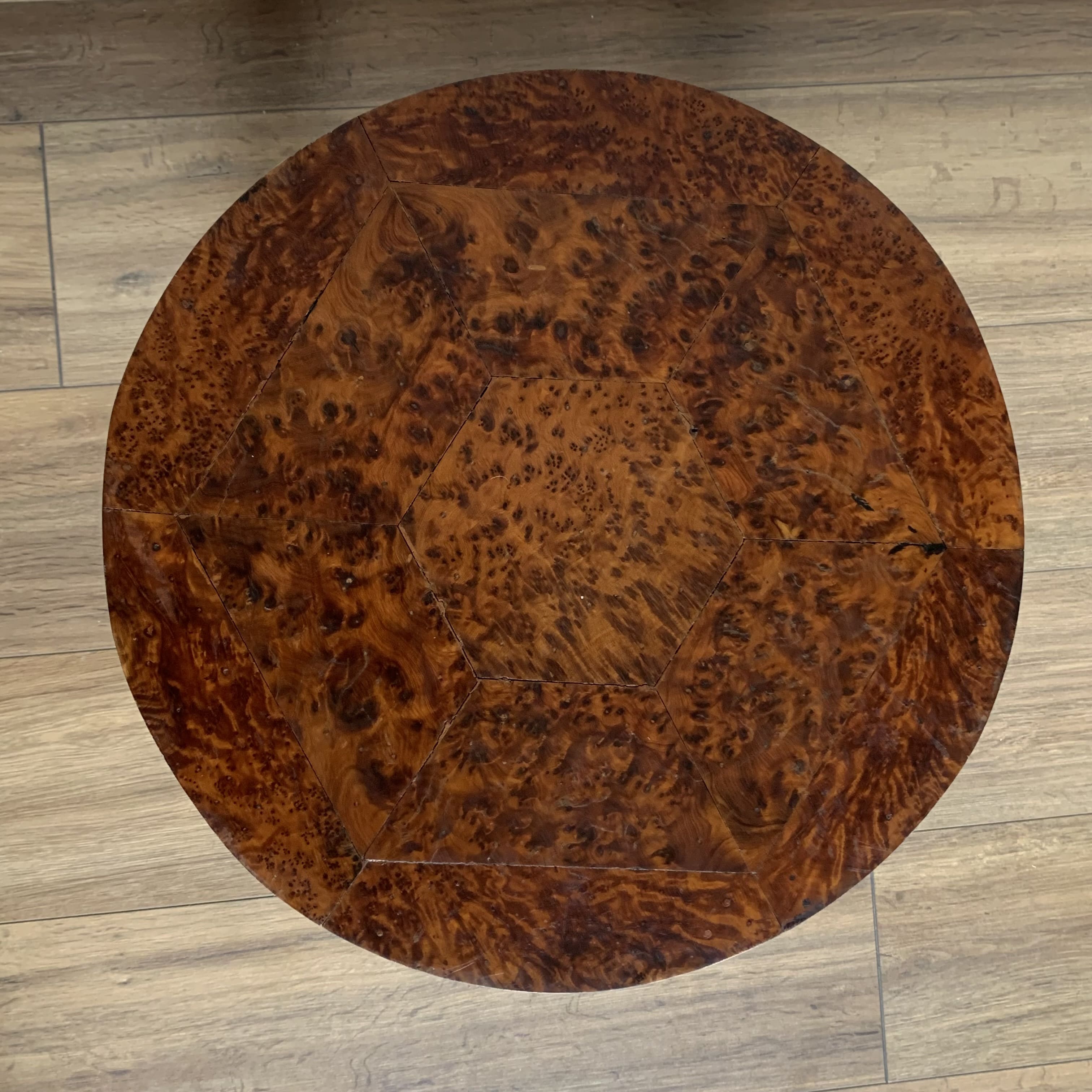 Round coffee table/thuja magnifying glass service