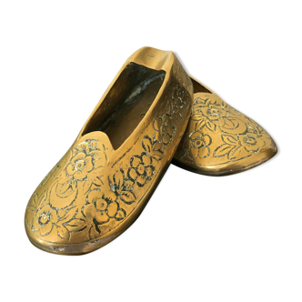 Shoe ashtrays