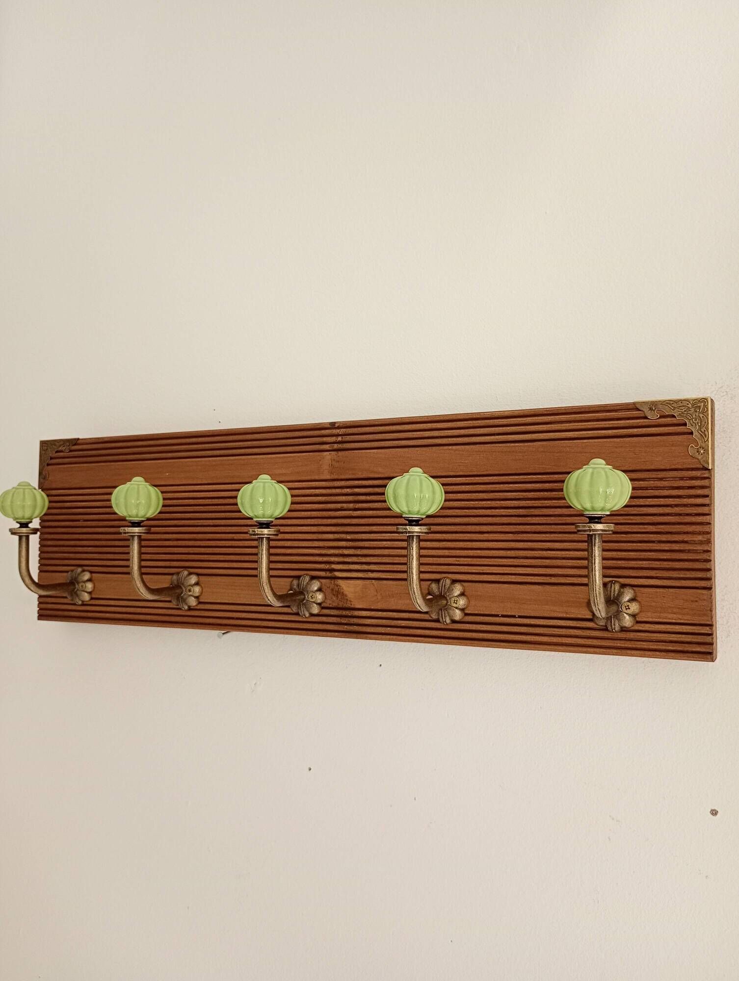 Wall-mounted coat rack with 5 hooks in sage green, stained wood and patinated metal – 50cm