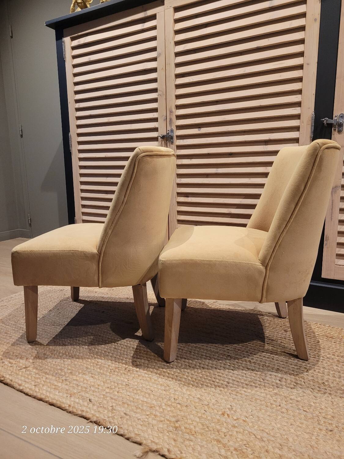 Paire de petits fauteuils d'appoint jaunes