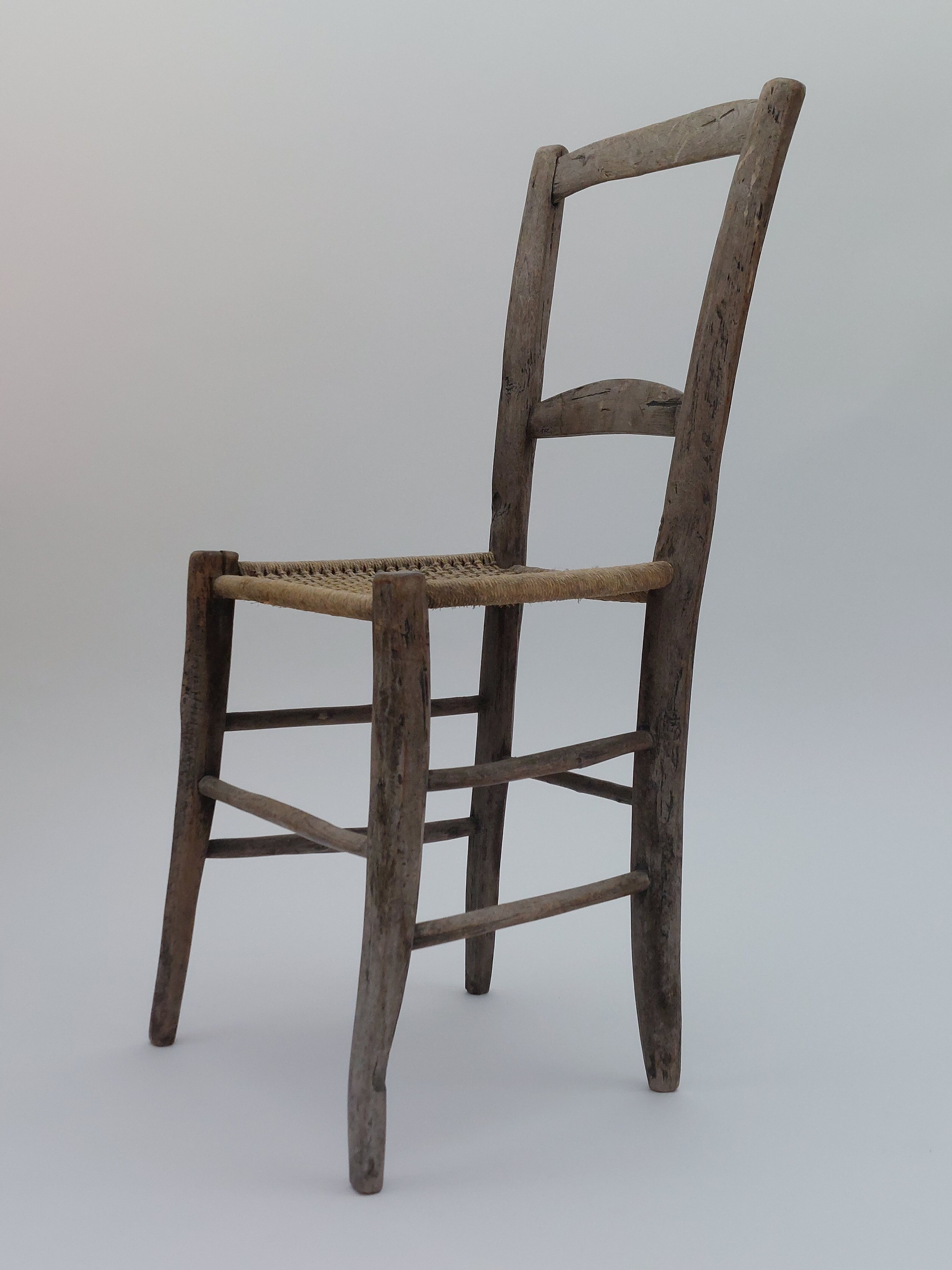 Antique wooden patinated travail populaire rope seat chair