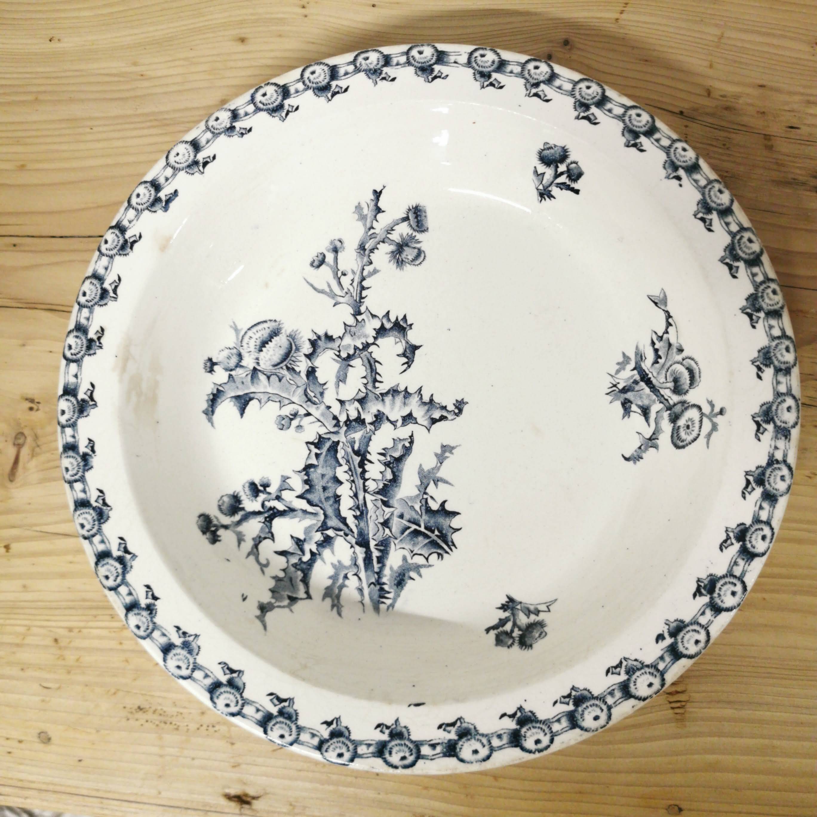 Shallow dish Chardons Gien - late 19th century