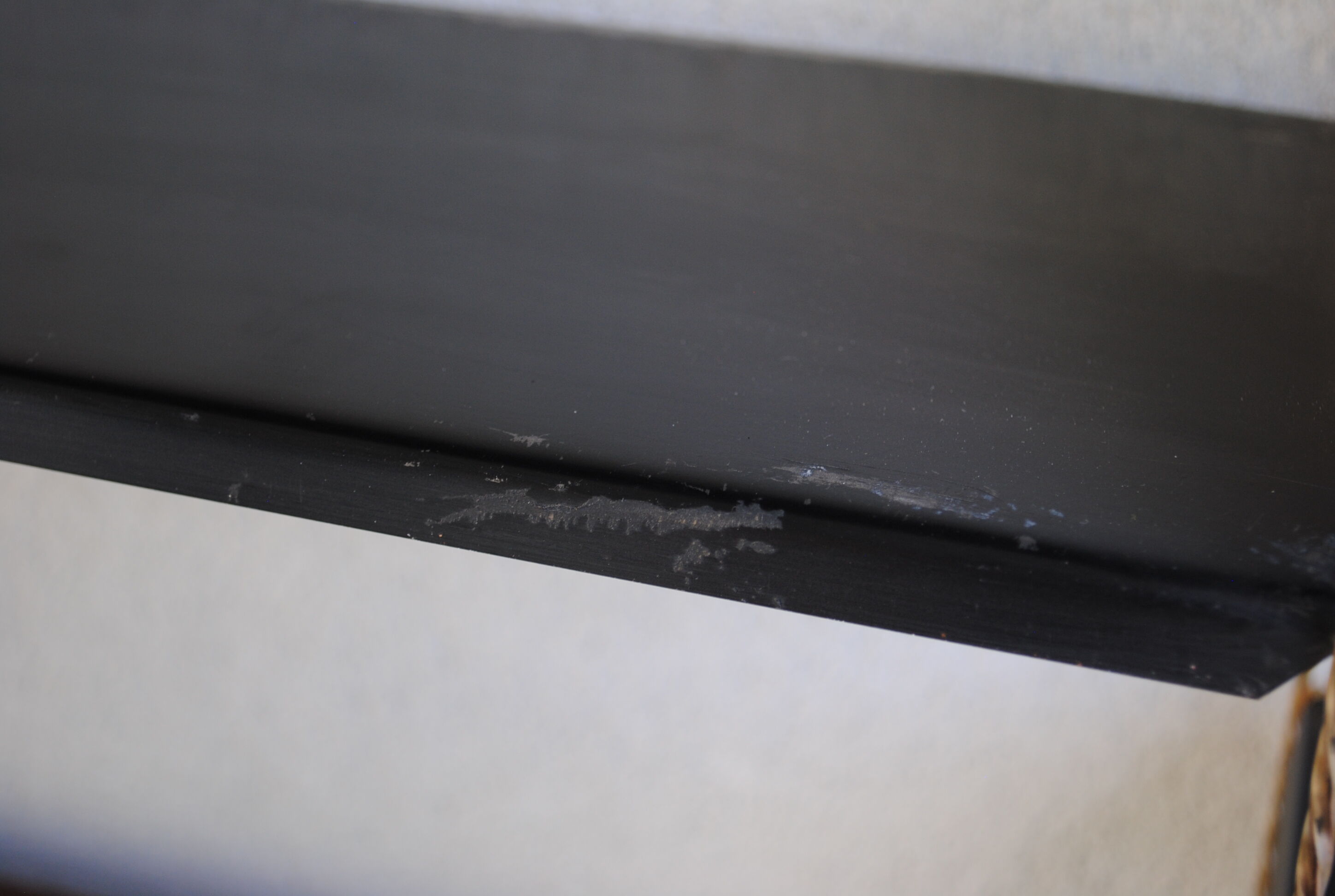 Shelf wall metal string