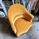 Fauteuil crapaud en velours ocre