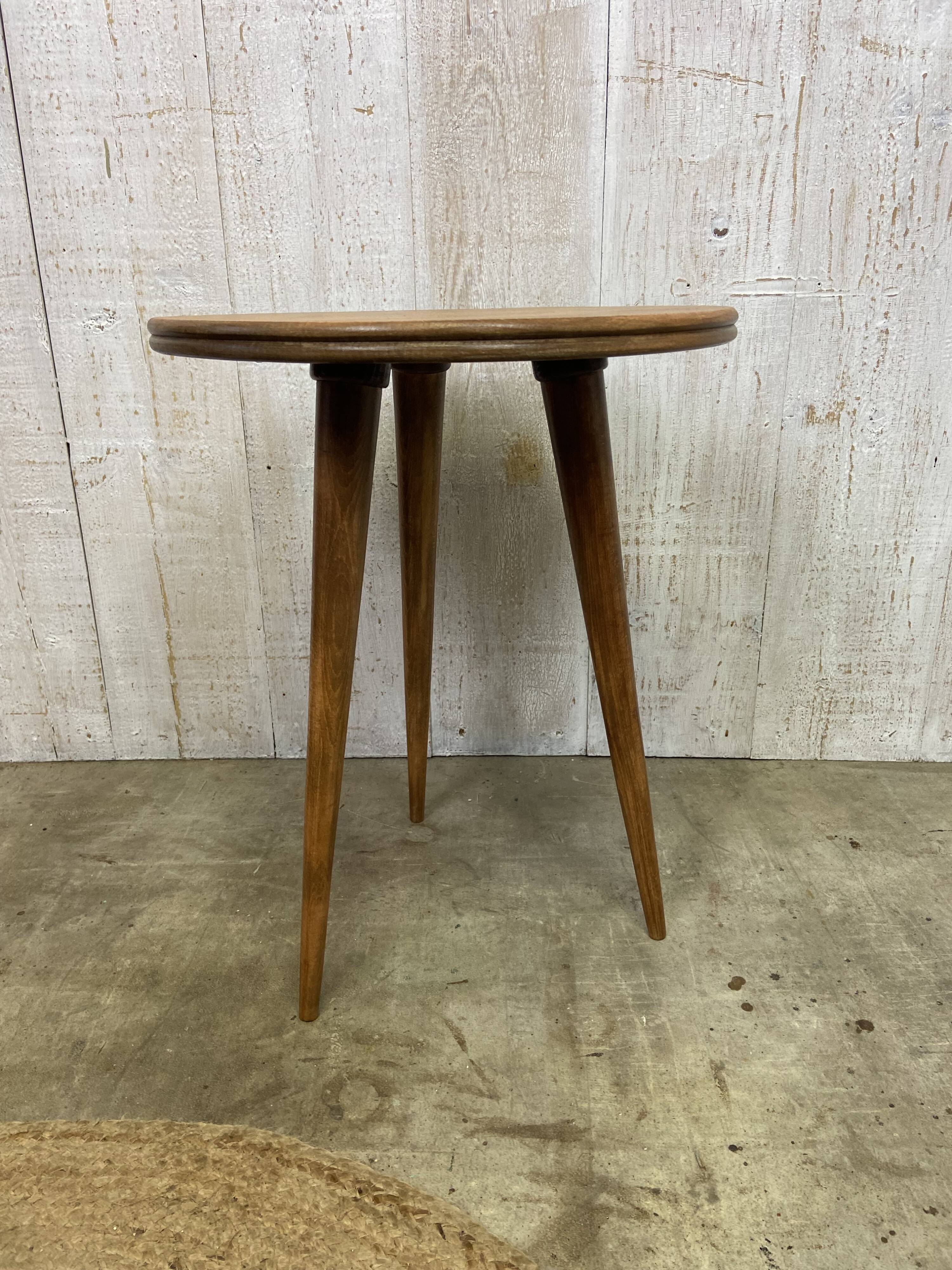 Tripod pedestal table