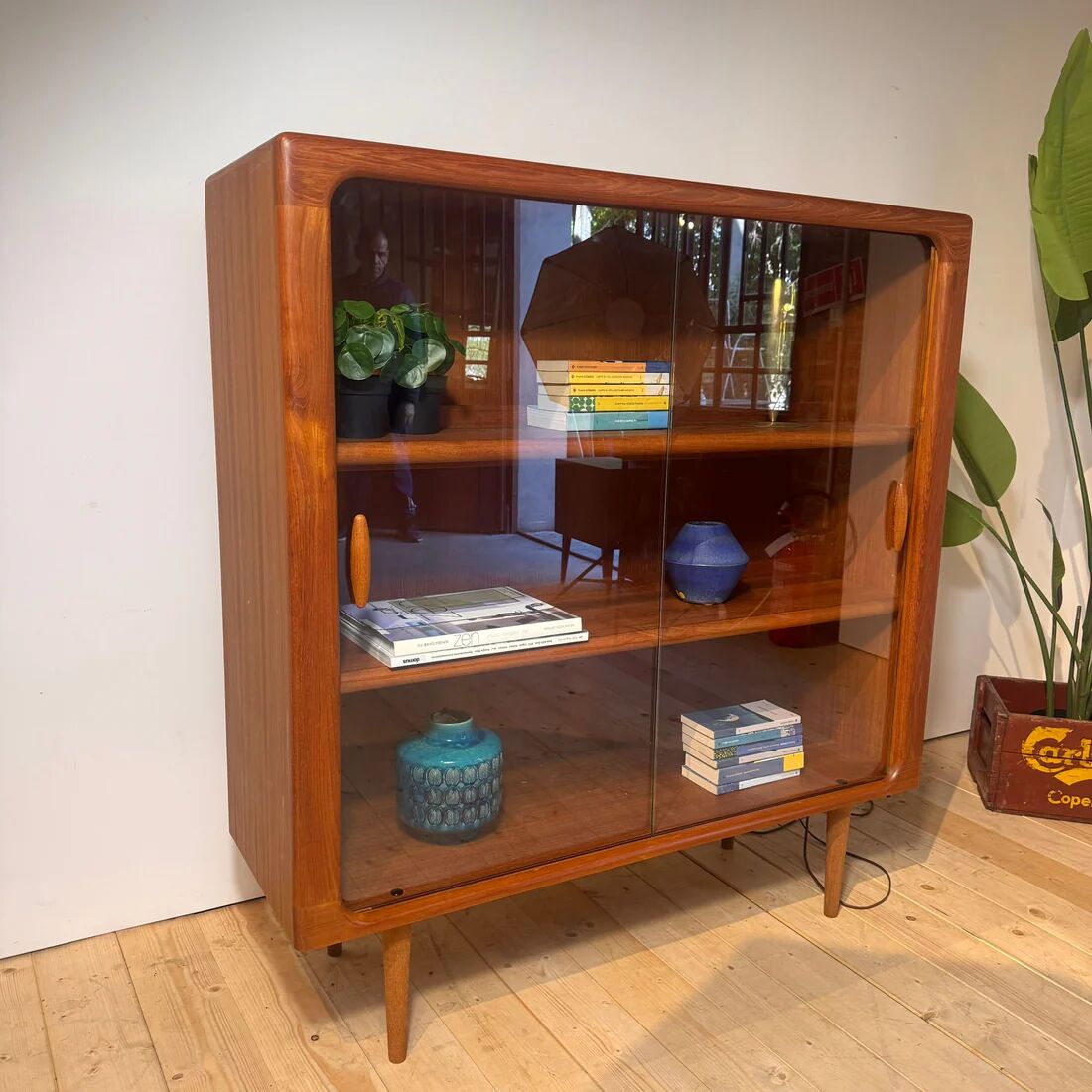 Bibliothèque vitrée en teck Dyrlund, années 1960