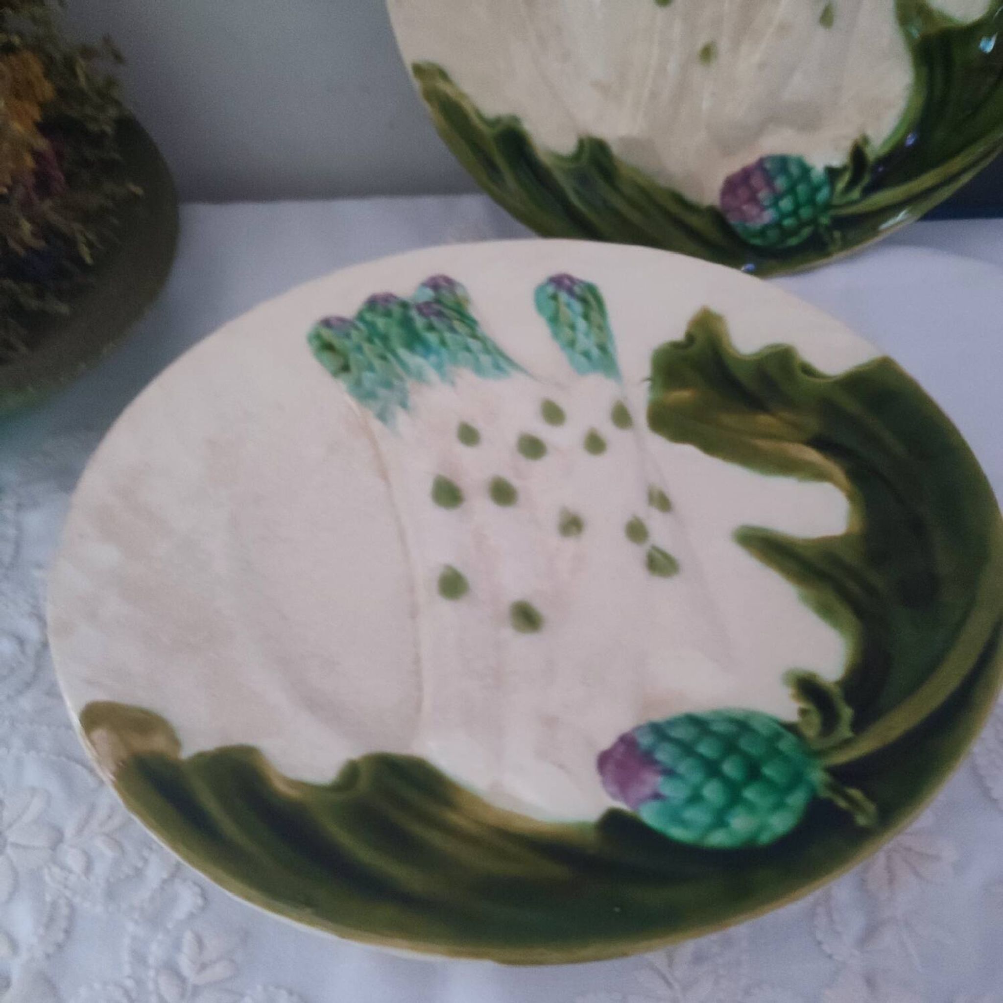 Two old asparagus plates in Salins barbotine