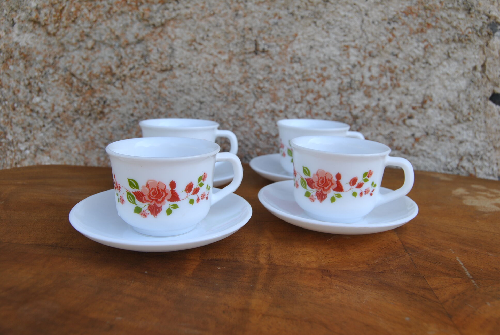 Series of 4 cups et under cups pink patterns Arcopal 80s