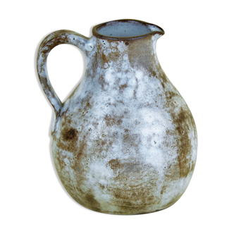 Kostanda, small pitcher with speckled decoration