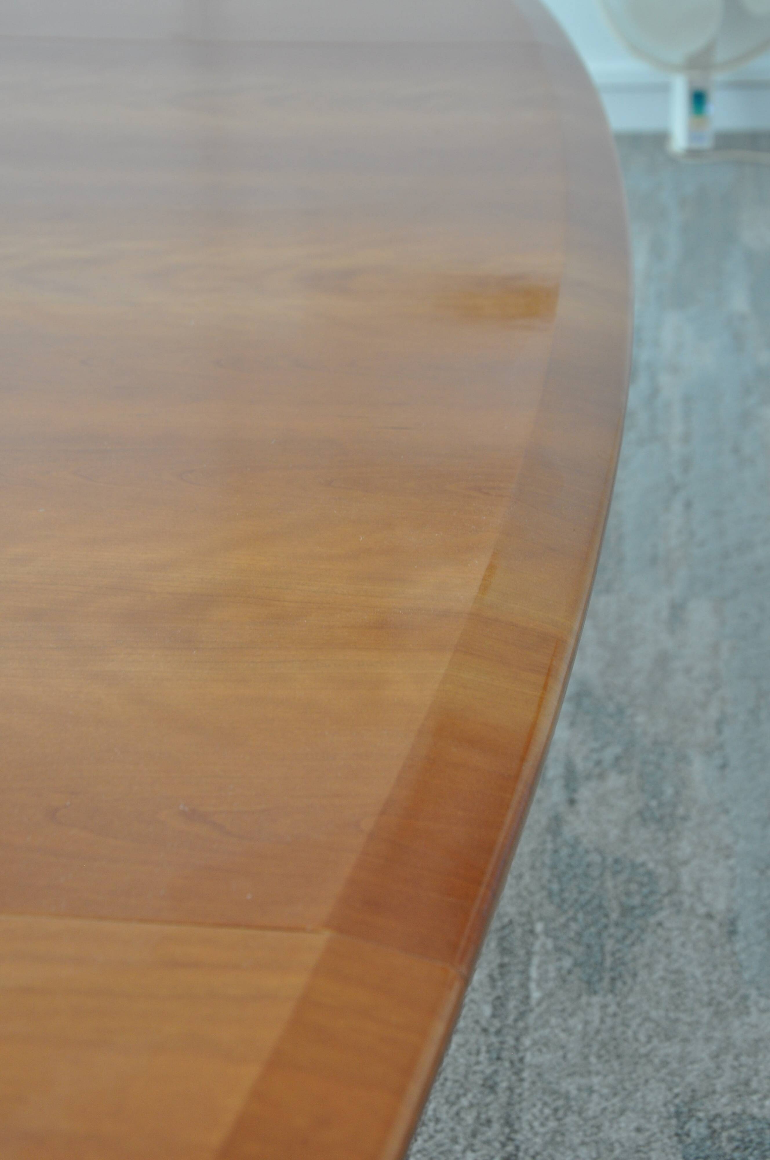 Grande table de conférence