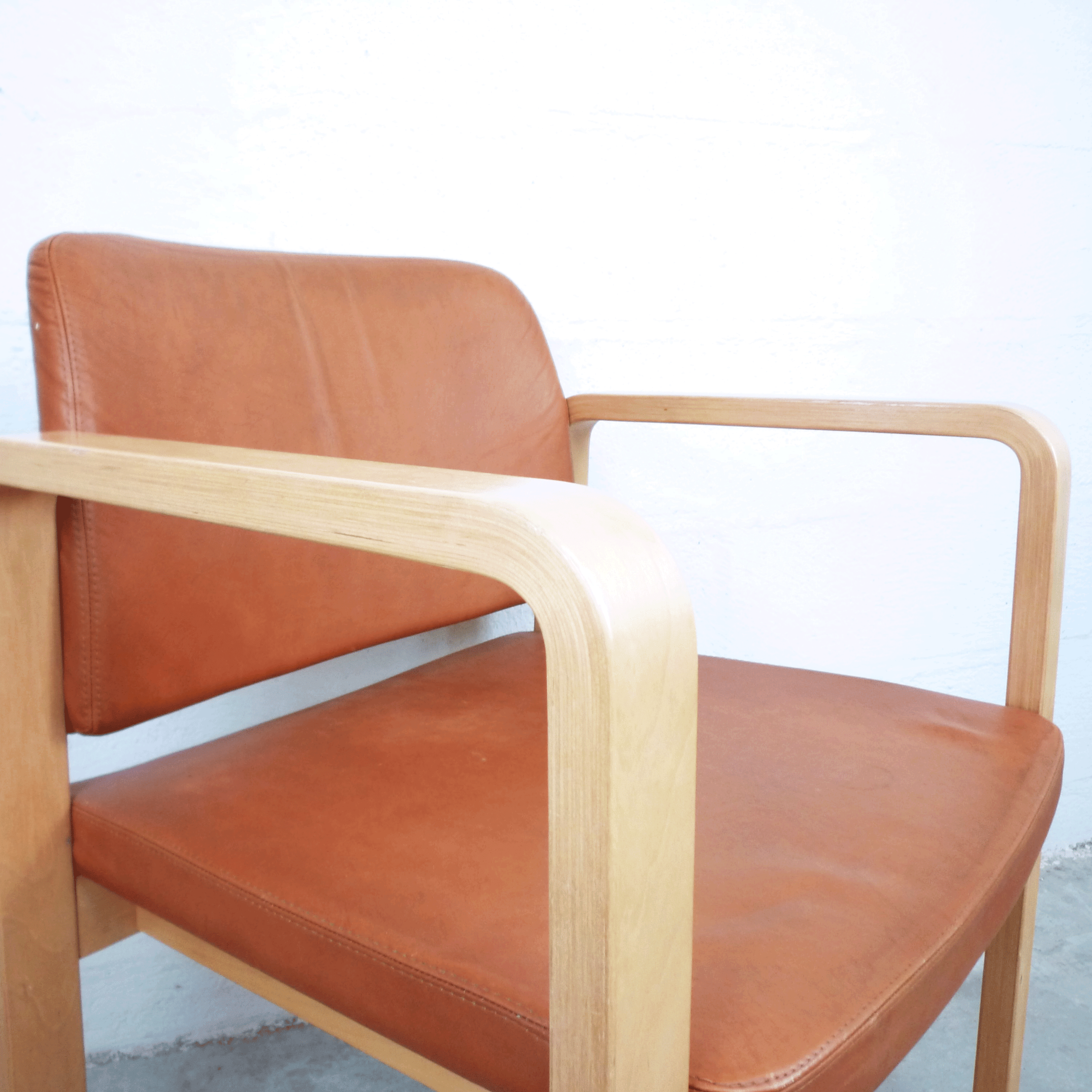 Fauteuil en cuir et en bois 1990