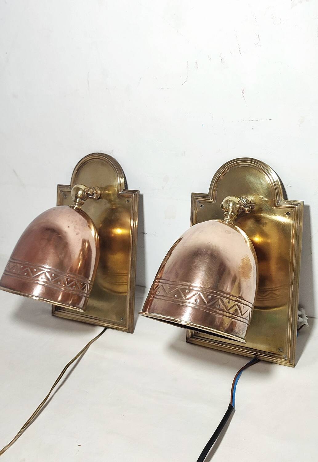 Par de apliques de bronce. España, 1950s.