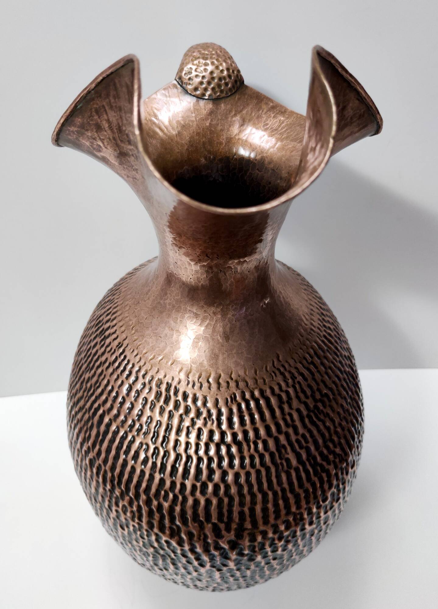 Grand vase pichet en cuivre gaufré par Egidio Casagrande, Italie