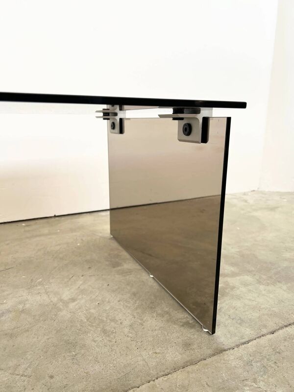 Table basse minimaliste 70s – verre bronze & alu