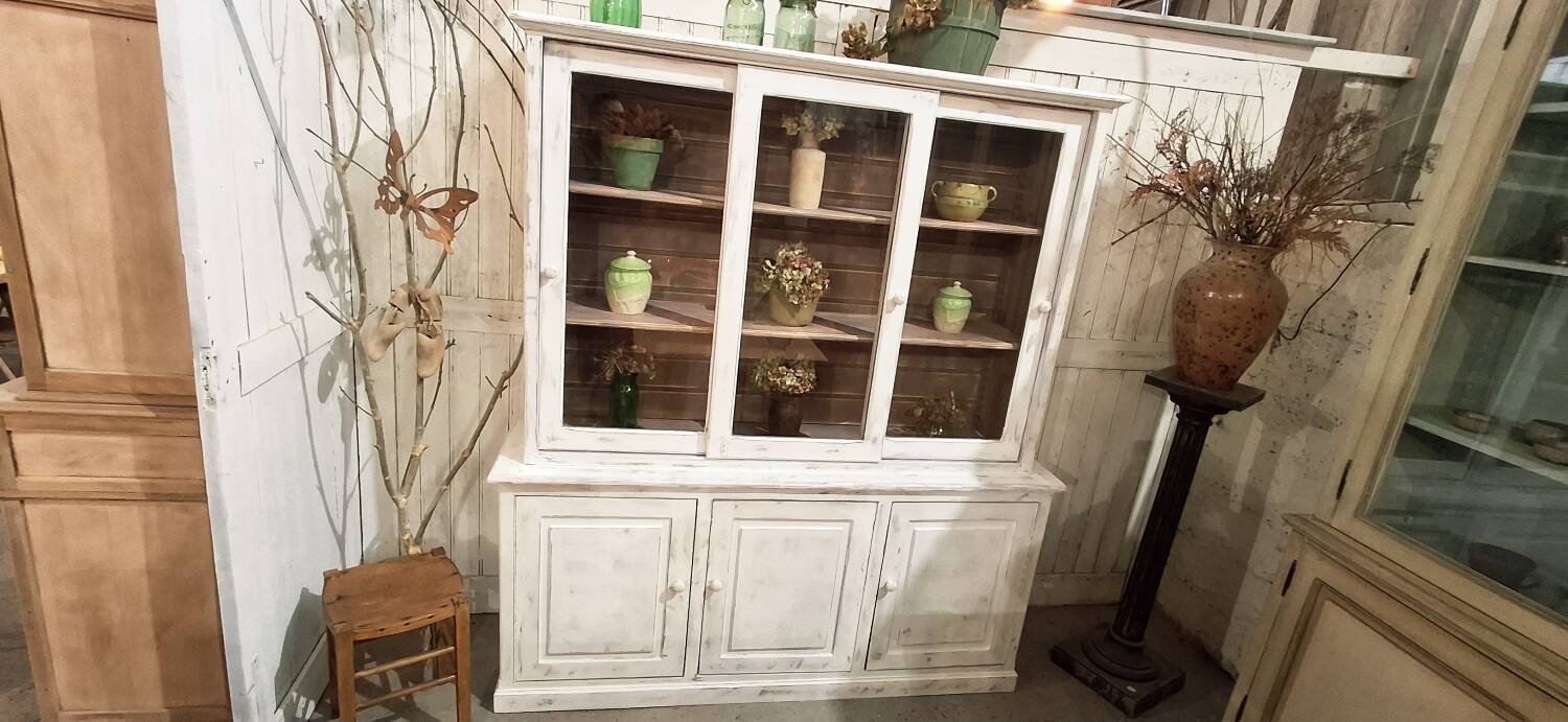 Buffet with 2 glass doors