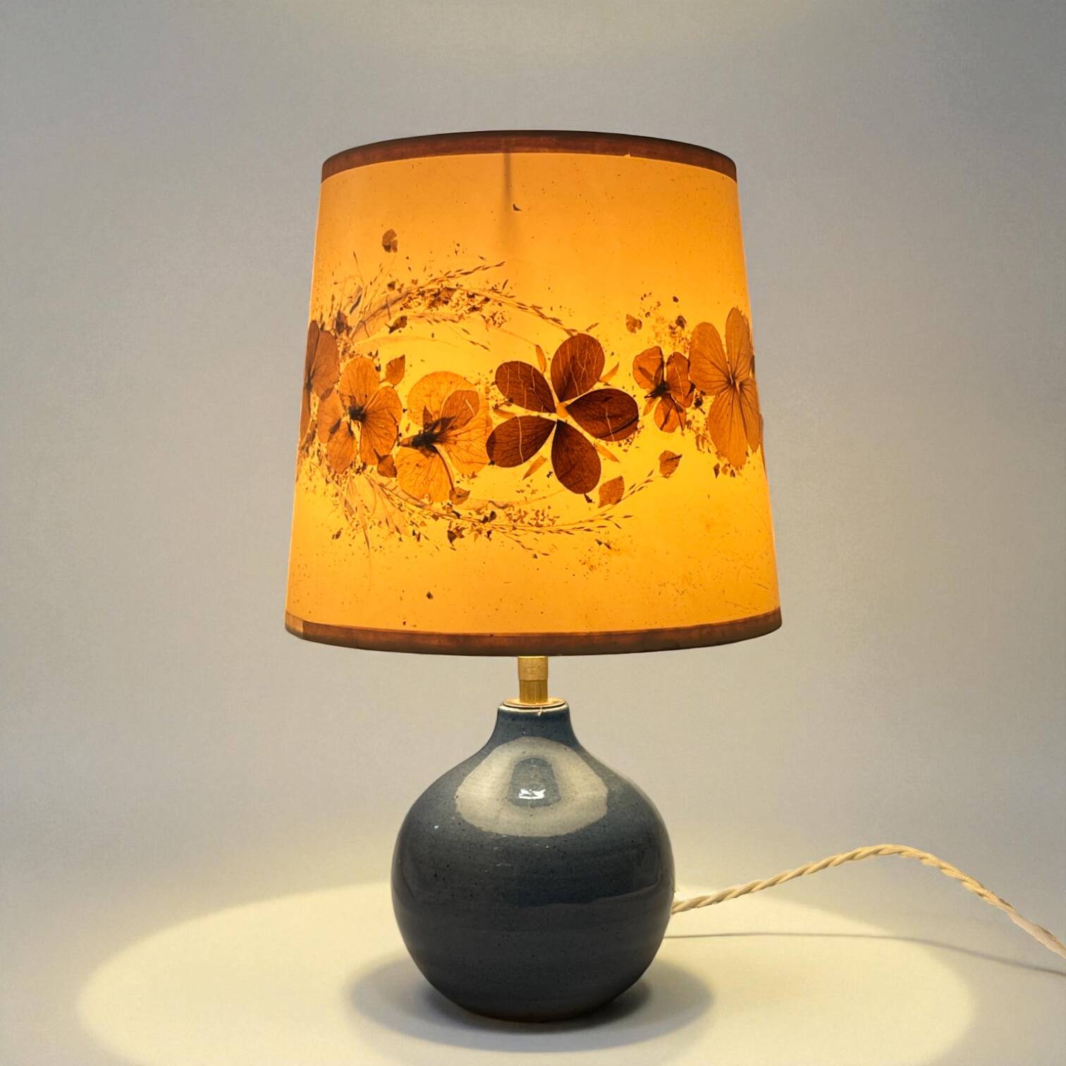 Lampe vintage en grès céramique bleu lavande - abat-jour fleurs séchées