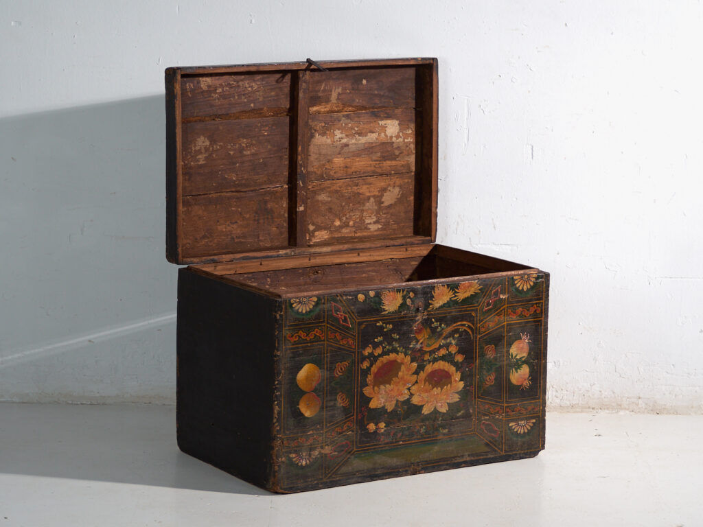 Antique chest painted in pine wood – China, circa 1900