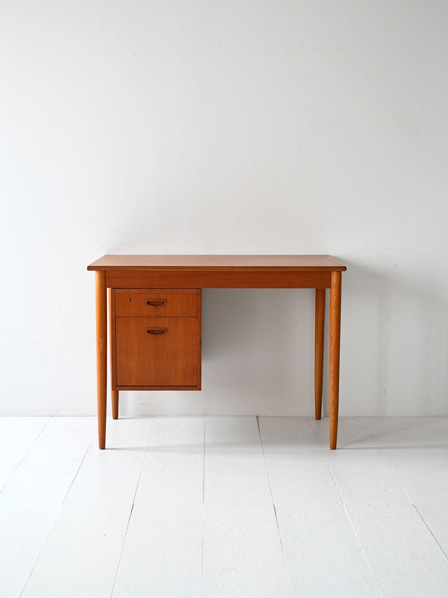 Bureau scandinave vintage avec tiroirs réglables