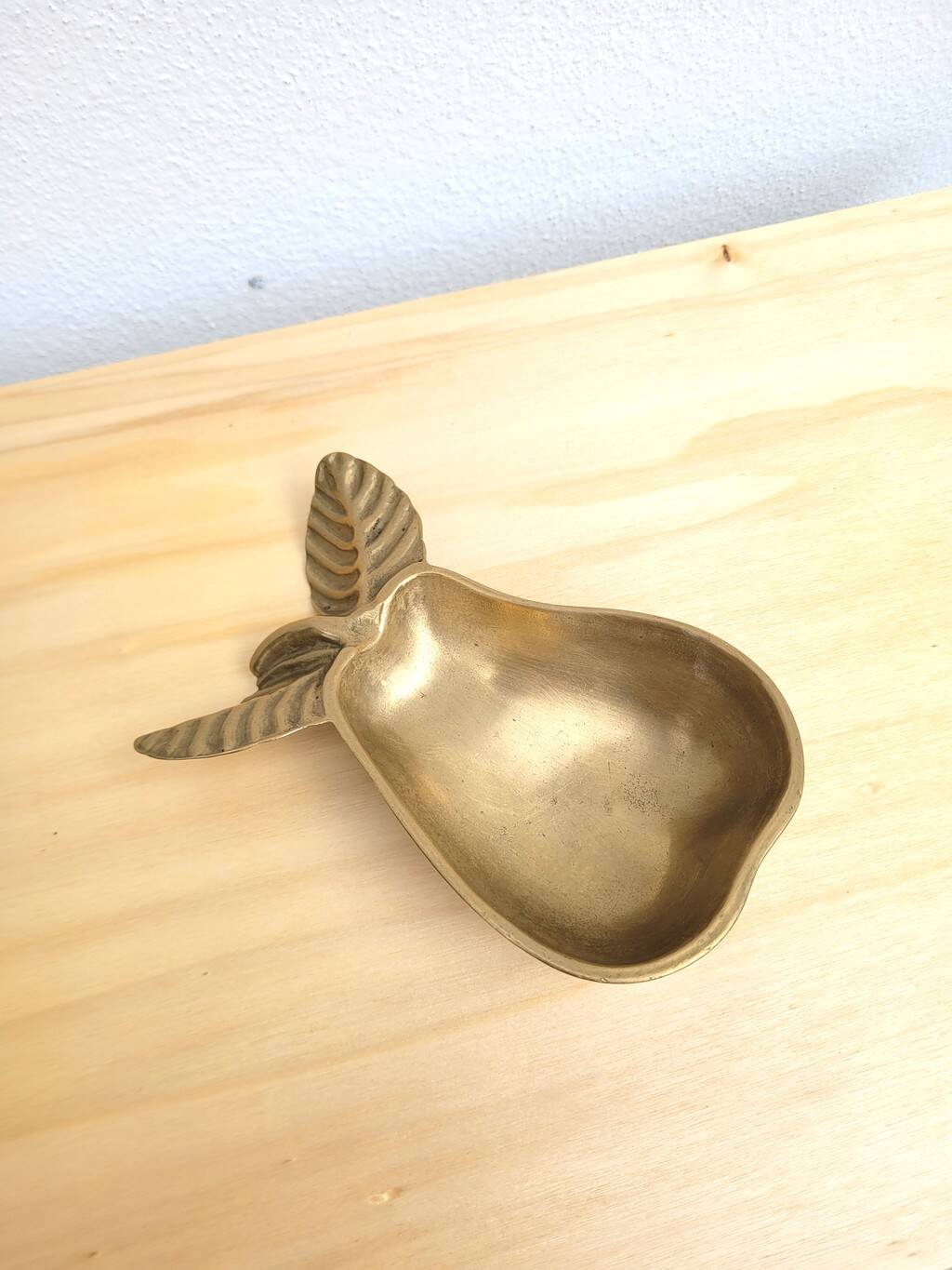 Pear-shaped pocket emptier in gilded brass