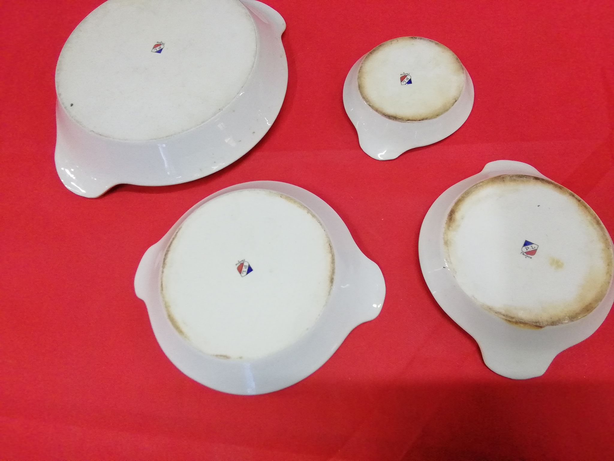 4 dishes or flowery ramekins