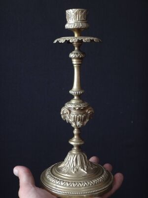 Paire de bougeoirs aux béliers en bronze doré style louis XVI fin XIXème