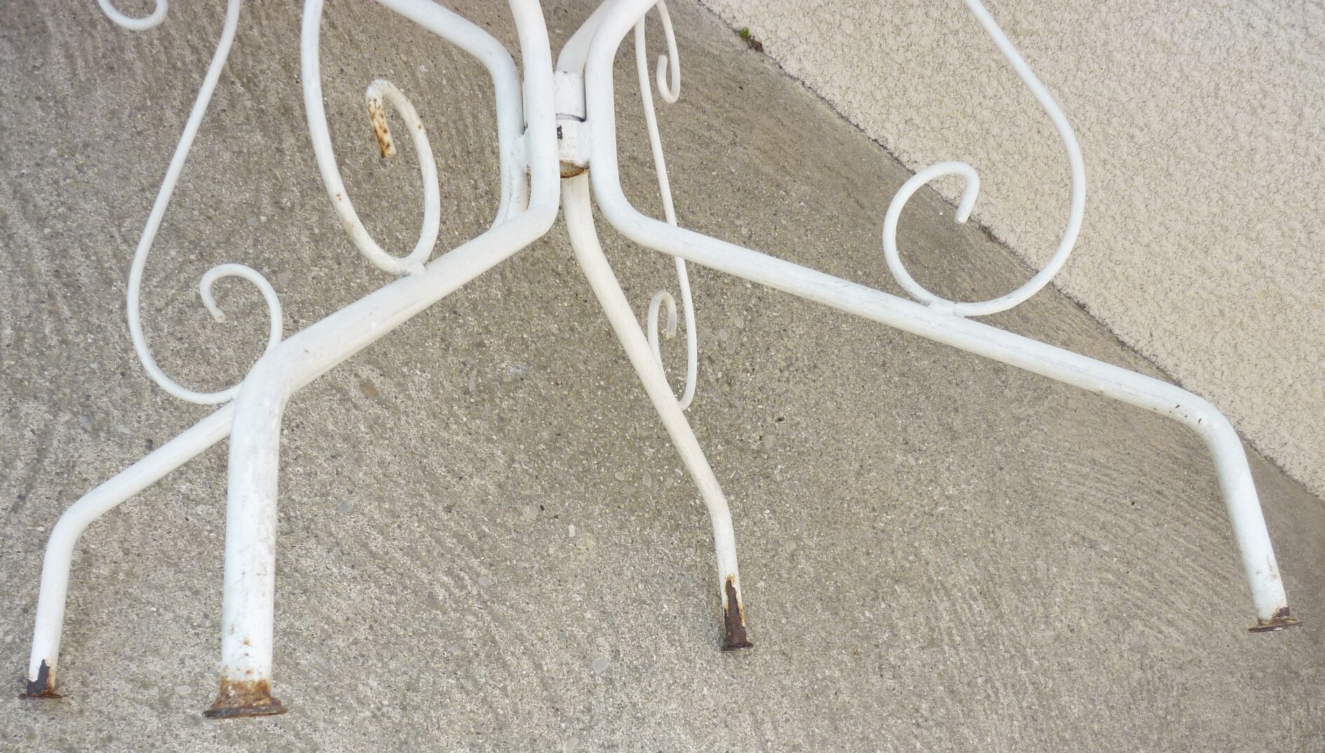 Vintage metal garden table, removable in 3 parts