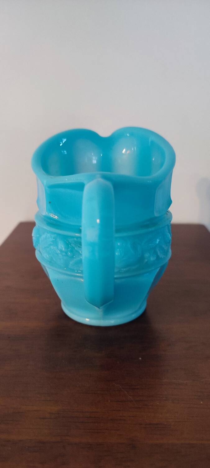 Pichet , crémier en opaline vintage