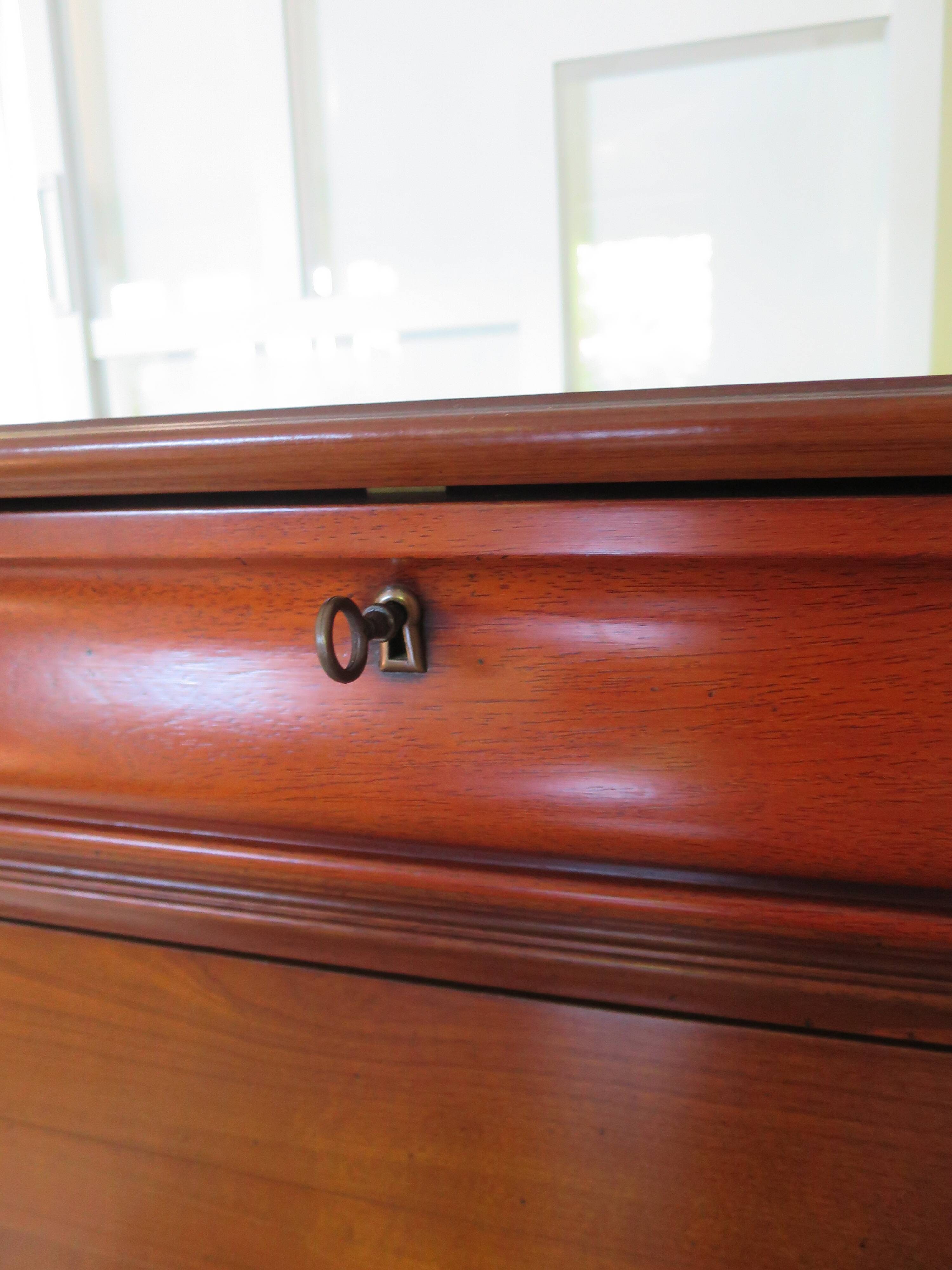 Louis Philippe chest of drawers with ogee - 4 drawers - 1 lock - cherry wood - 1980s