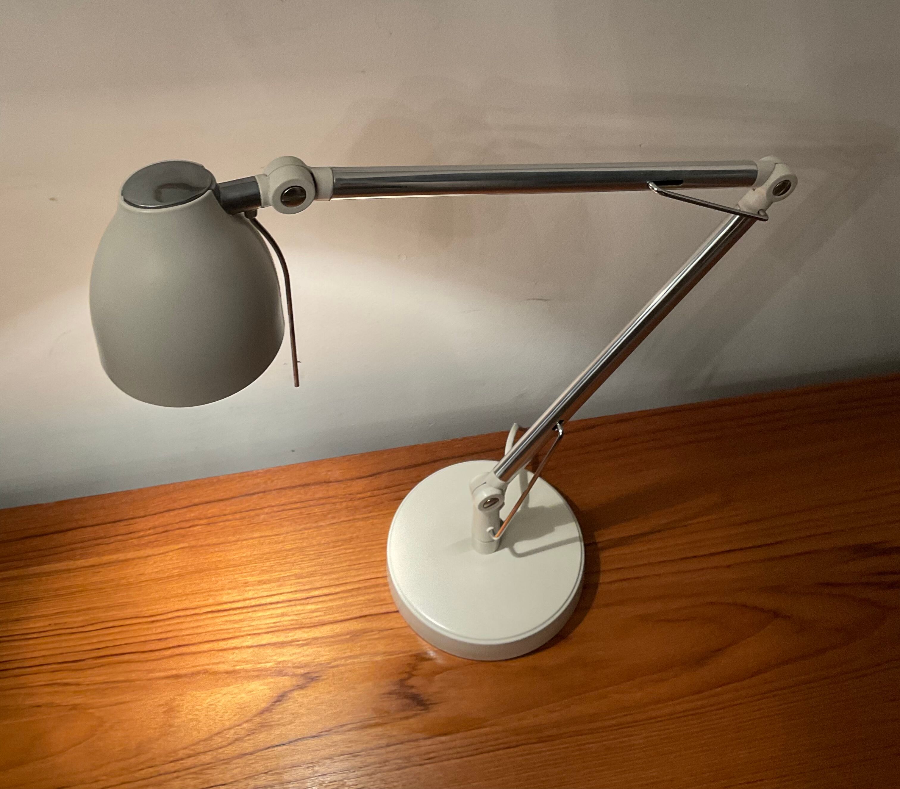 Articulated design desk lamp