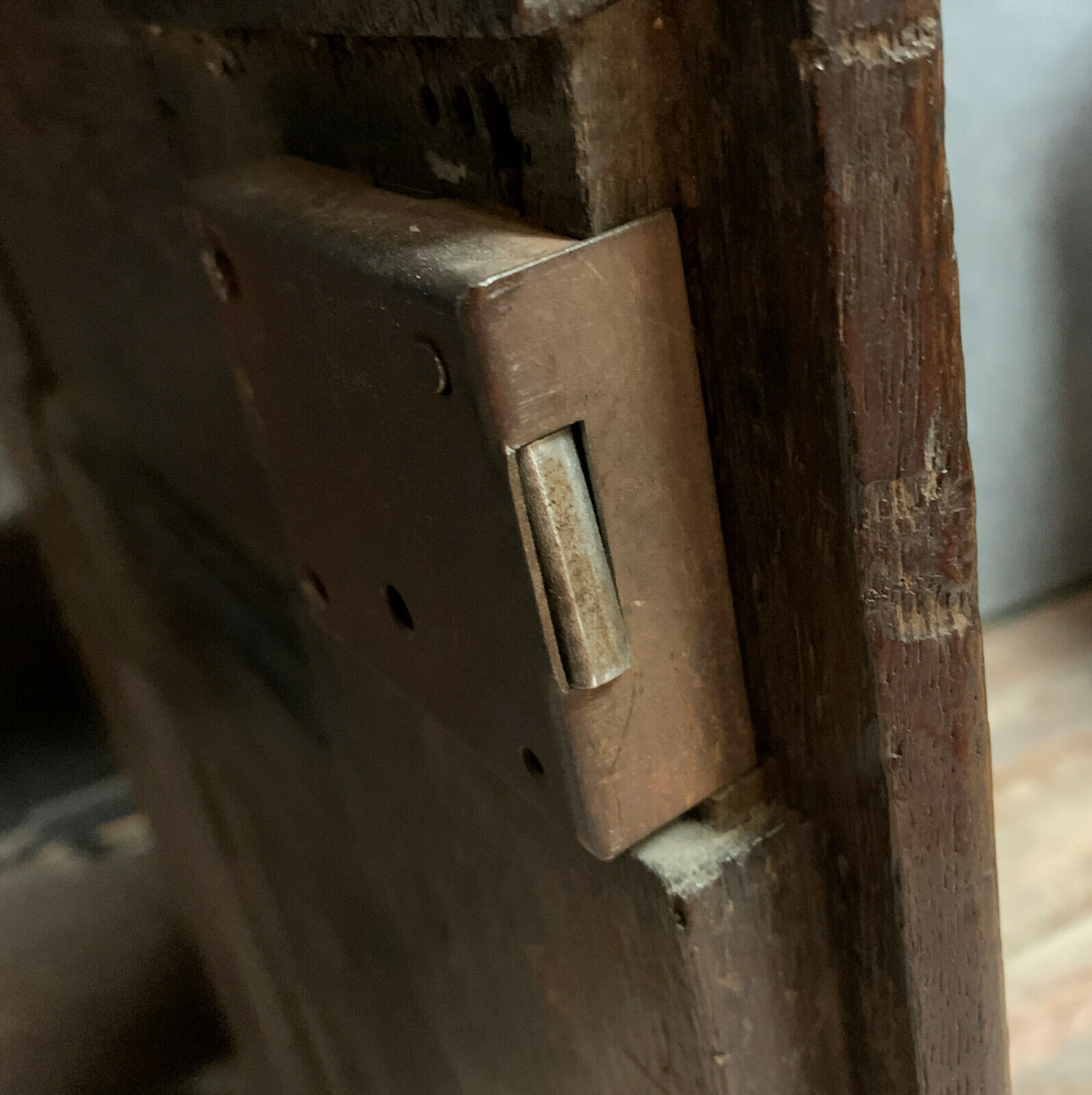 Old Renaissance bonnetière in solid oak with brown patina around 1750