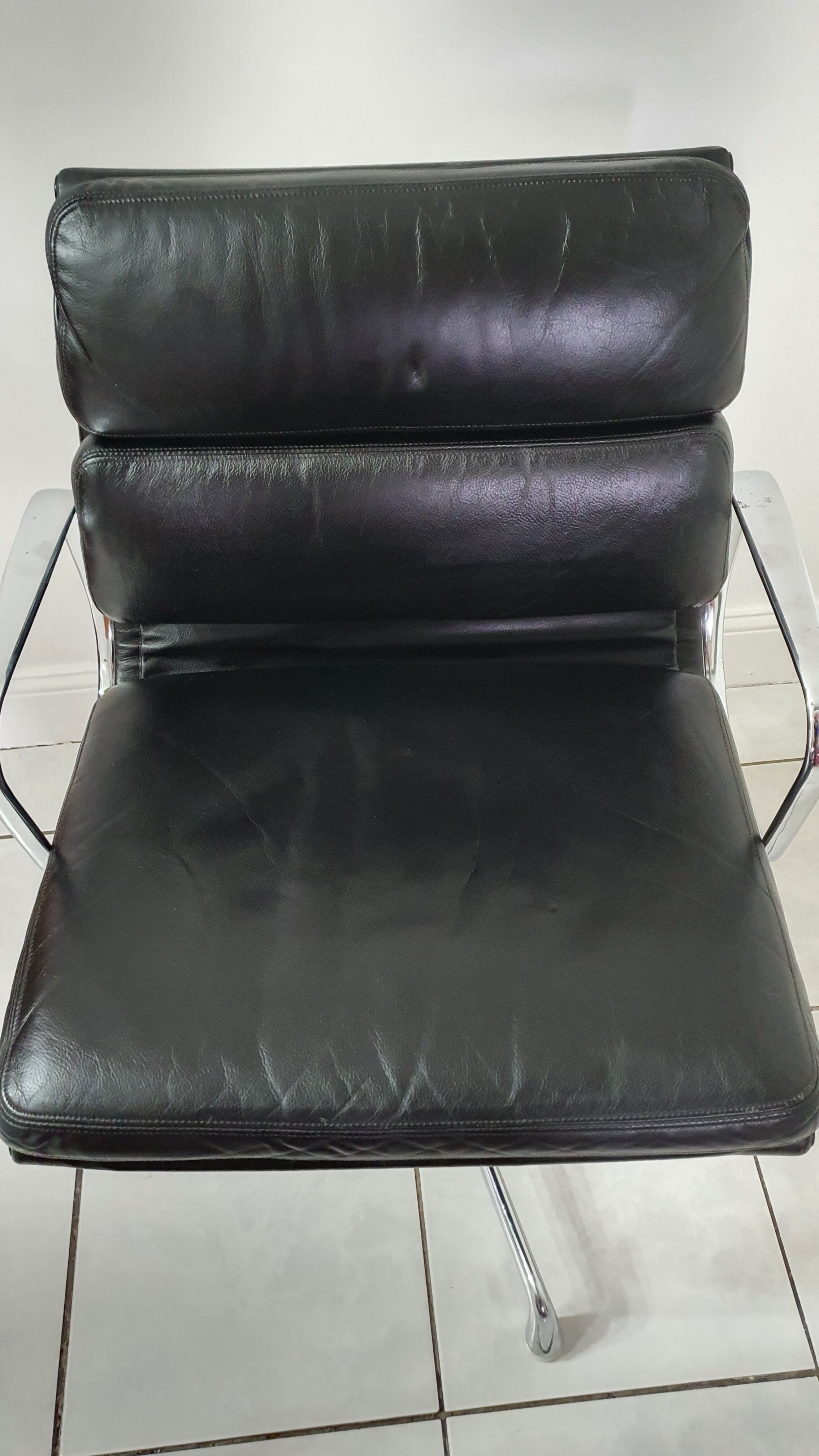 Fauteuil EA208 soft pad Charles et Ray Eames édition Herman Miller