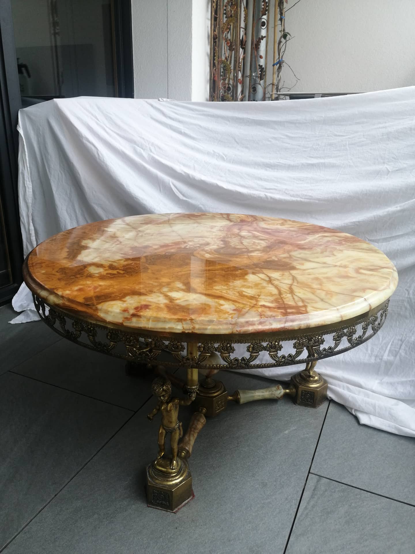 Coffee table in brass, marble and onyx