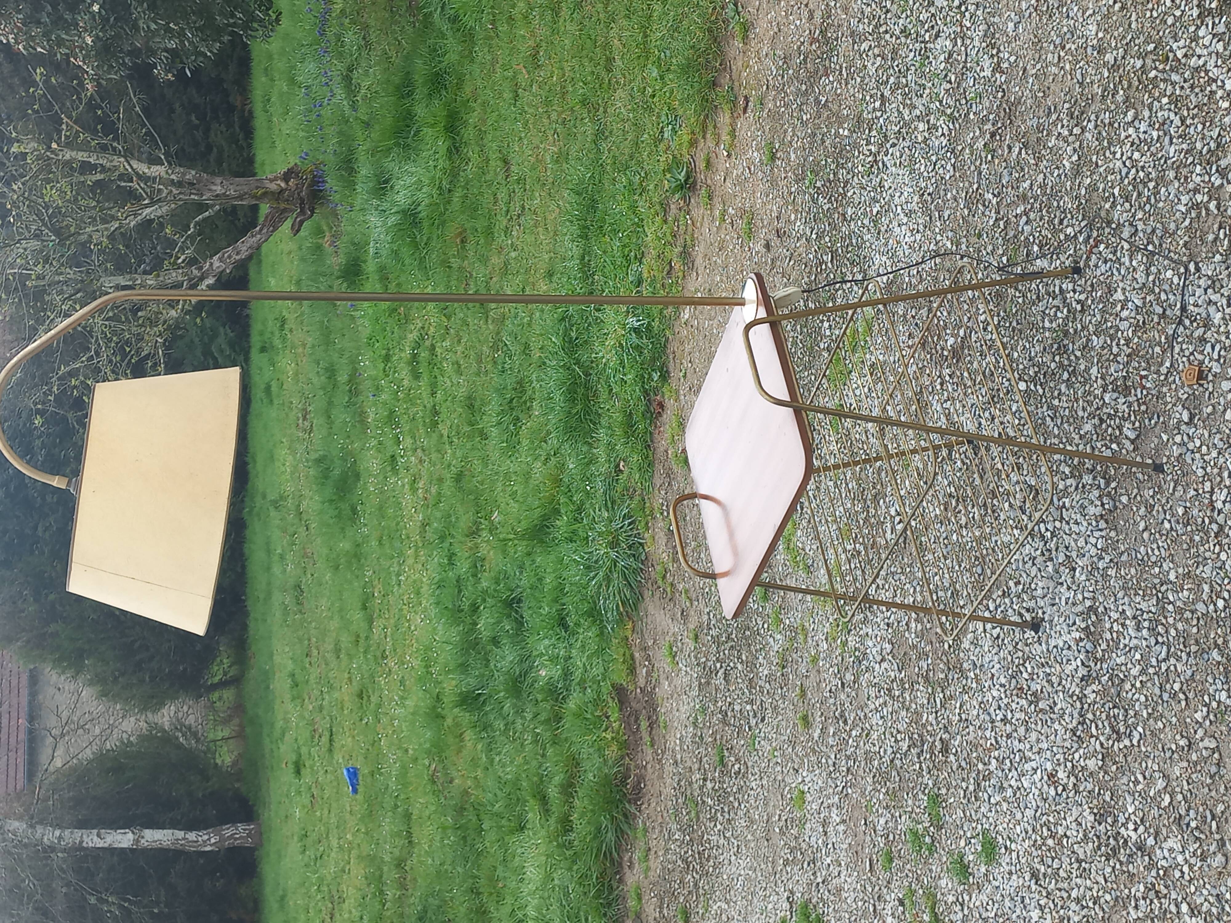 Lampadaire des années 50 en métal doré triple tablettes acajou et métal doré