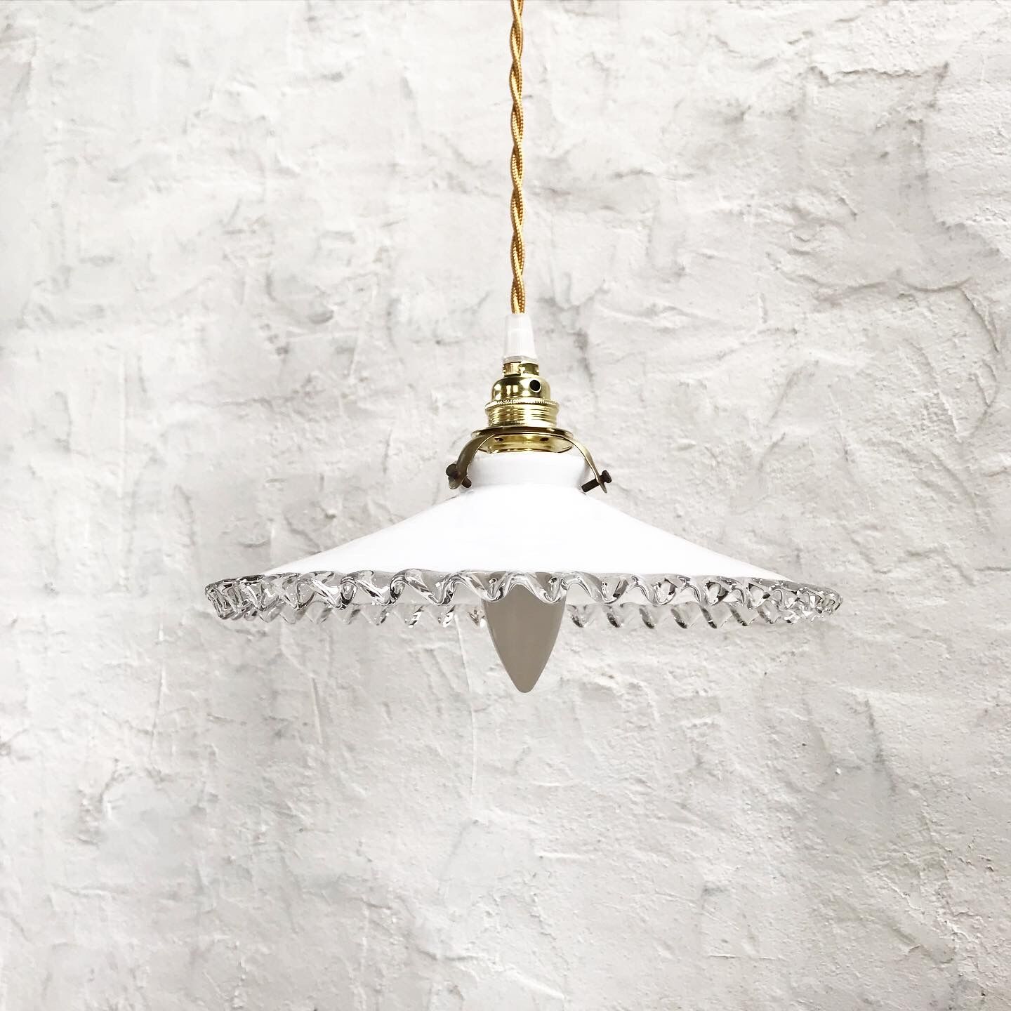 Opaline suspension
