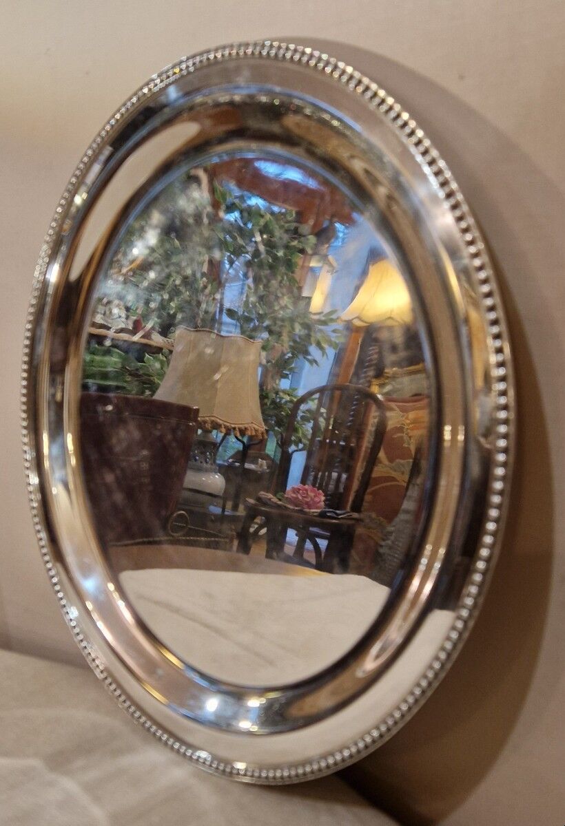 Round serving platter in silver-plated metal