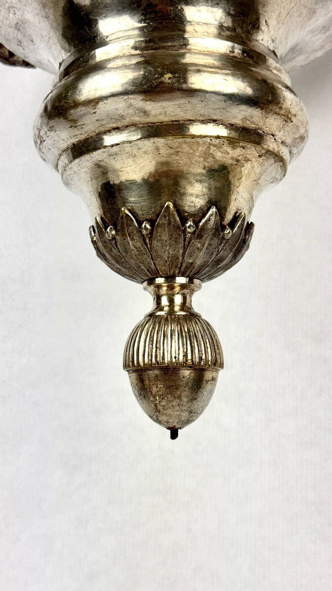 19th-century sanctuary chandelier in silver-plated brass, decorated with angels, 78 cm.
