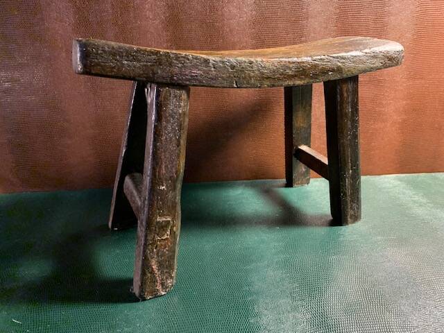 Antique milking stool in rustic curved wood, 19th century