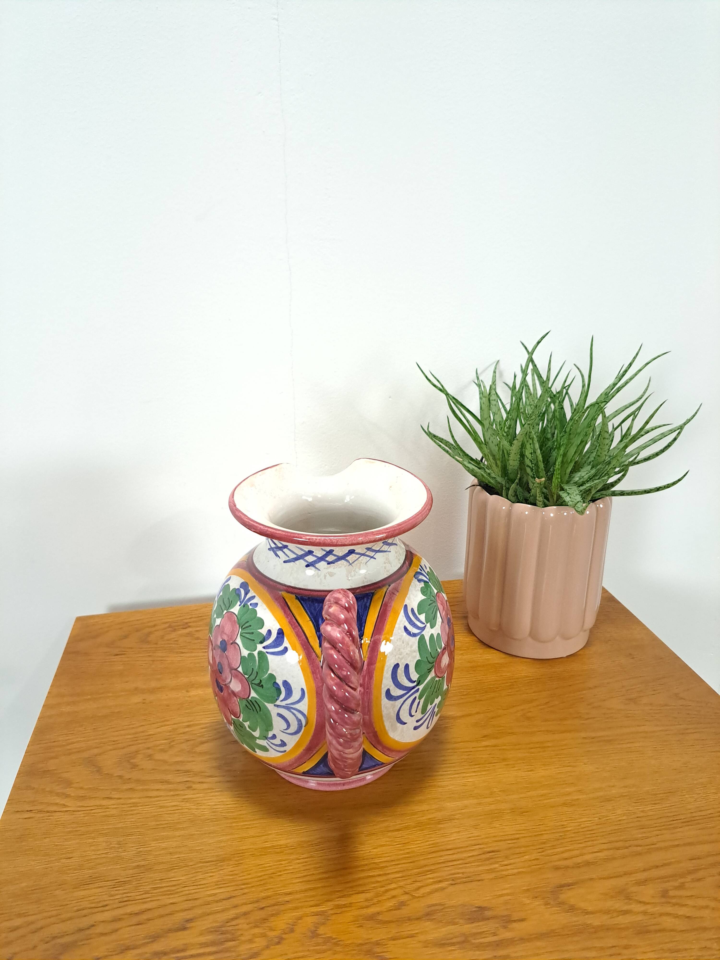 Porseleinen vintage roze kan met bloemen