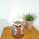 Porseleinen vintage roze kan met bloemen