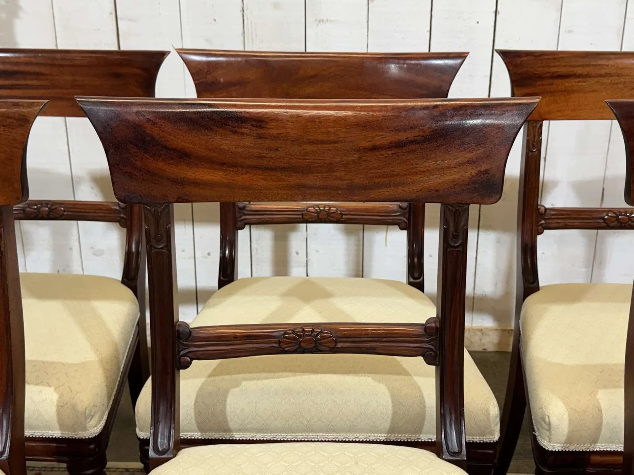 Set of 2 armchairs and 6 English mahogany chairs from the 1950s.