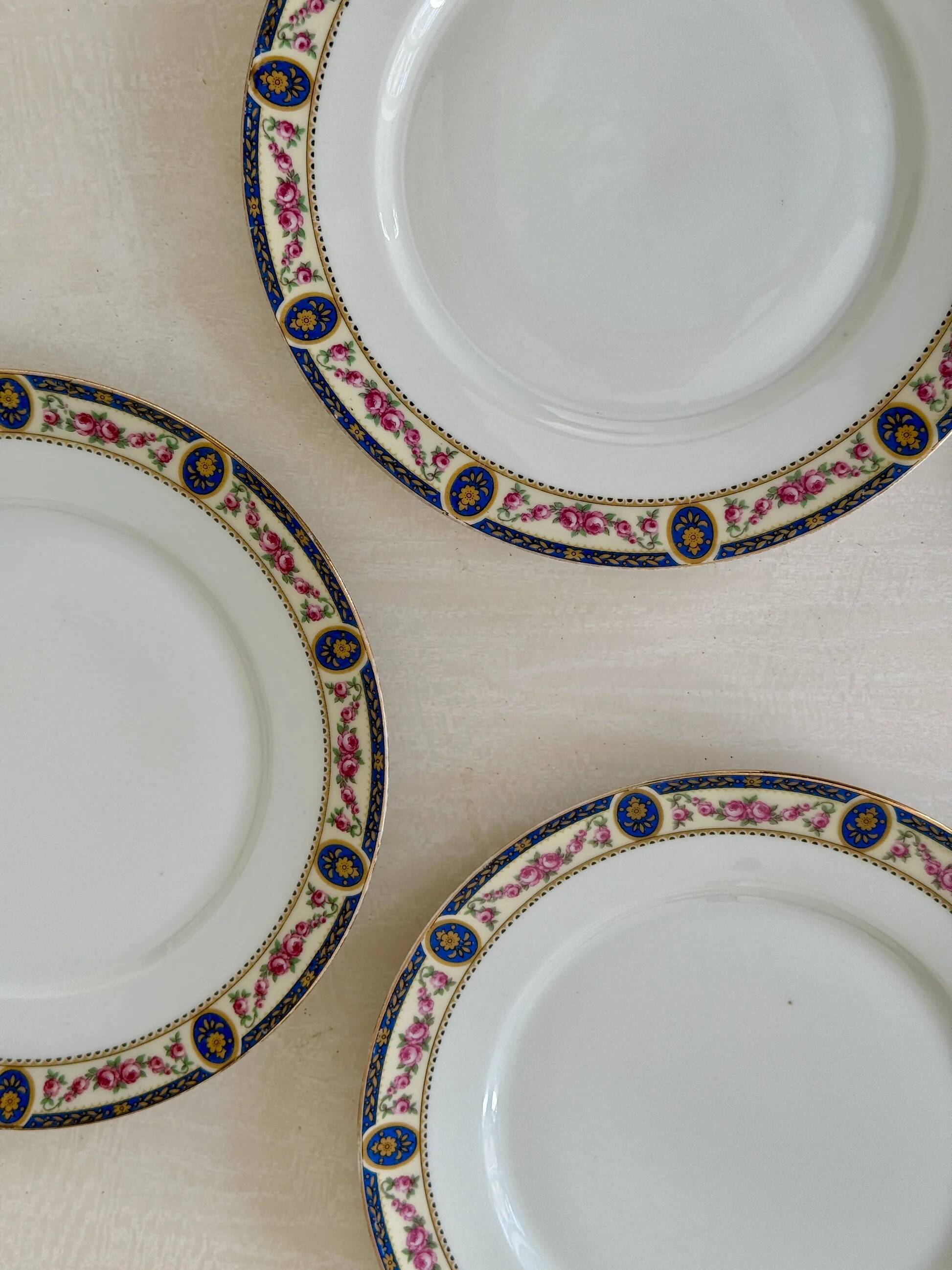 Set of 7 flat plates in Limoges porcelain