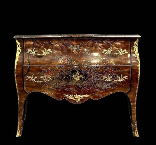 Commode sauteuse galbée en laque à décor Chinois époque début XXeme