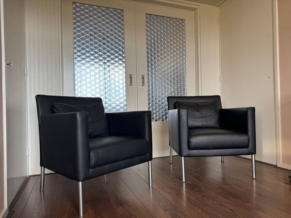 2 fauteuils de salon modernistes allemands en cuir noir et acier de Walter Knoll