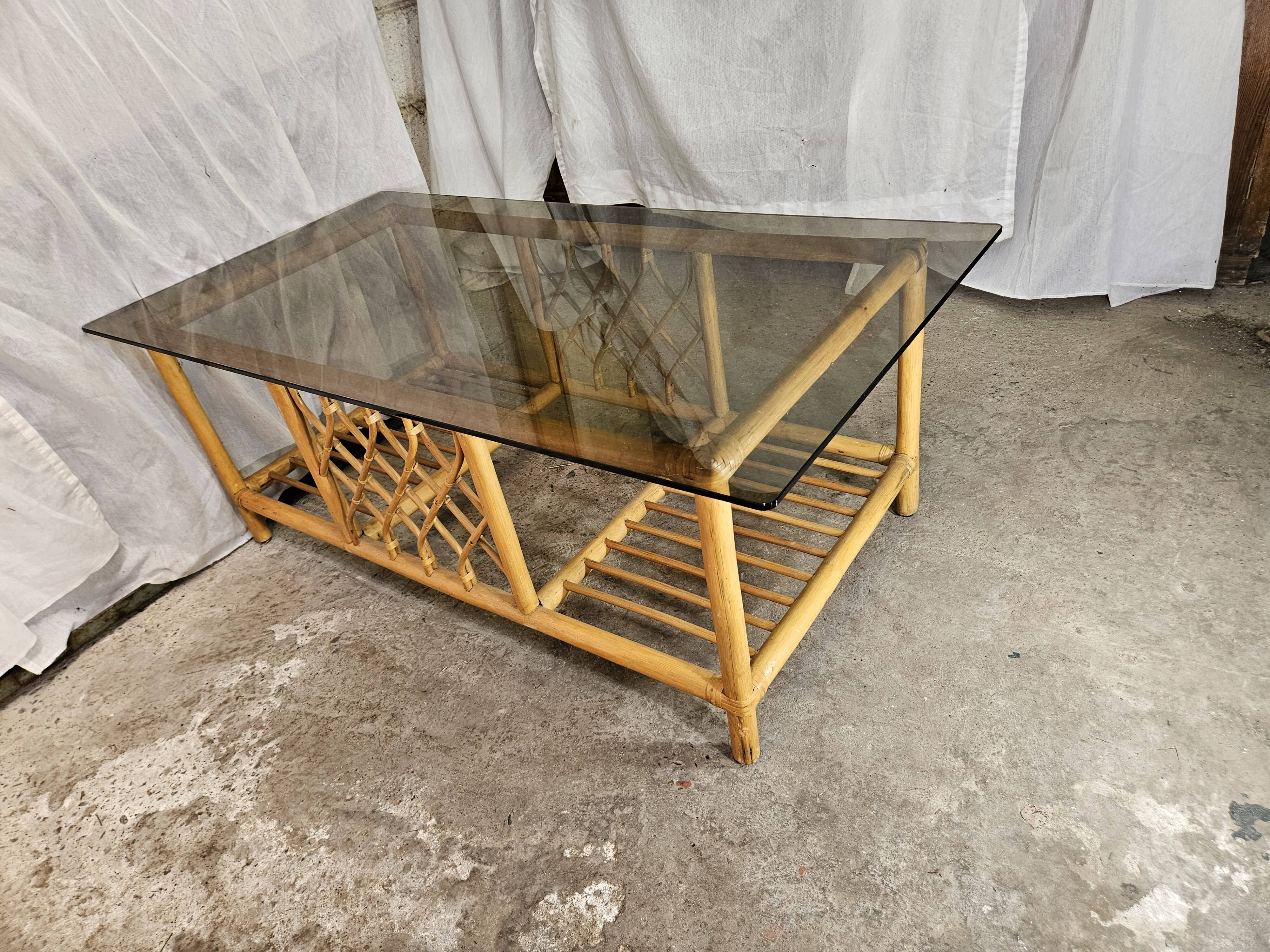 Table basse en rotin dessus verre fumé 1970
