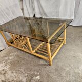 Table basse en rotin dessus verre fumé 1970