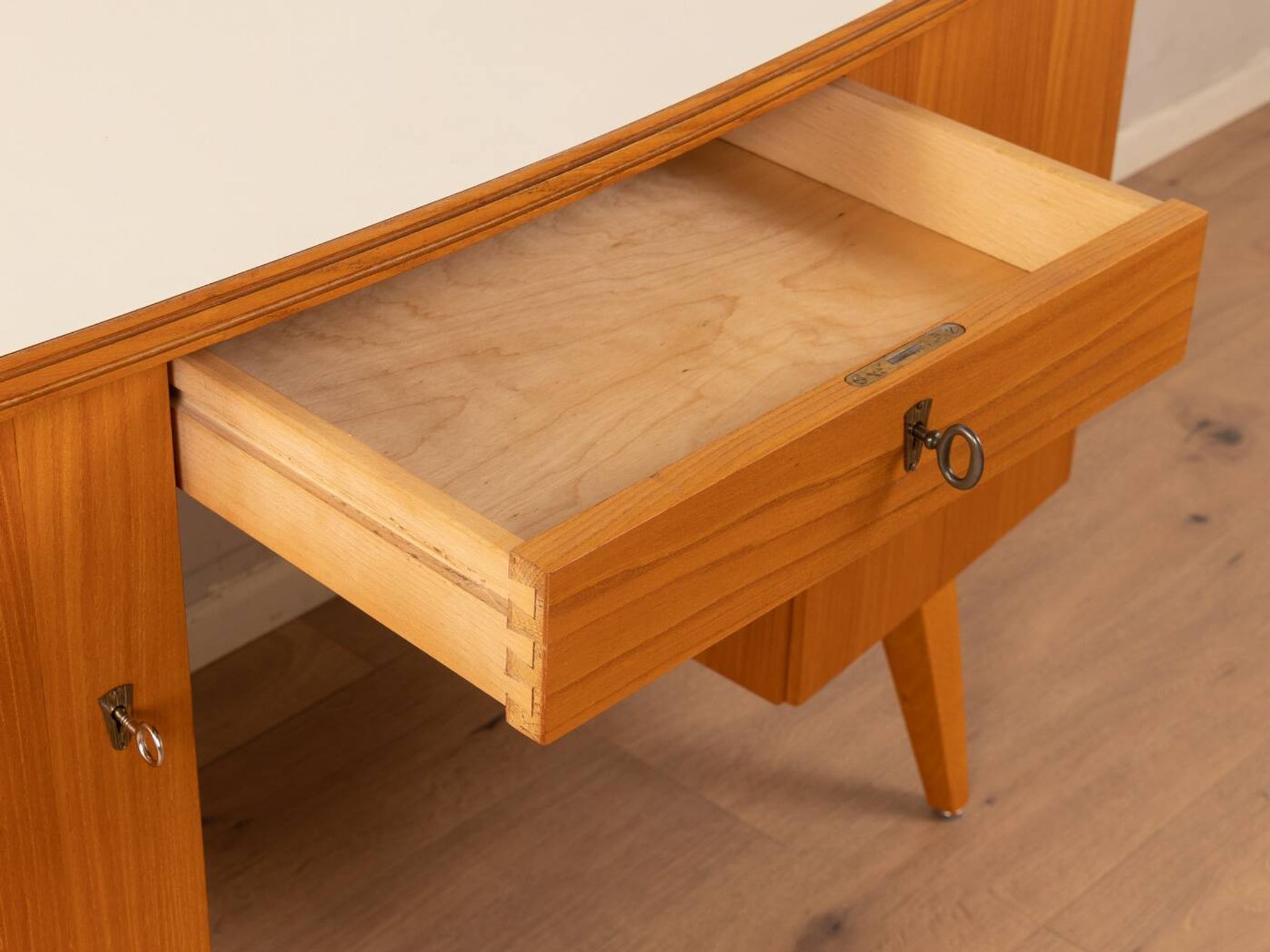 Bureau en bois autoportant, années 1950