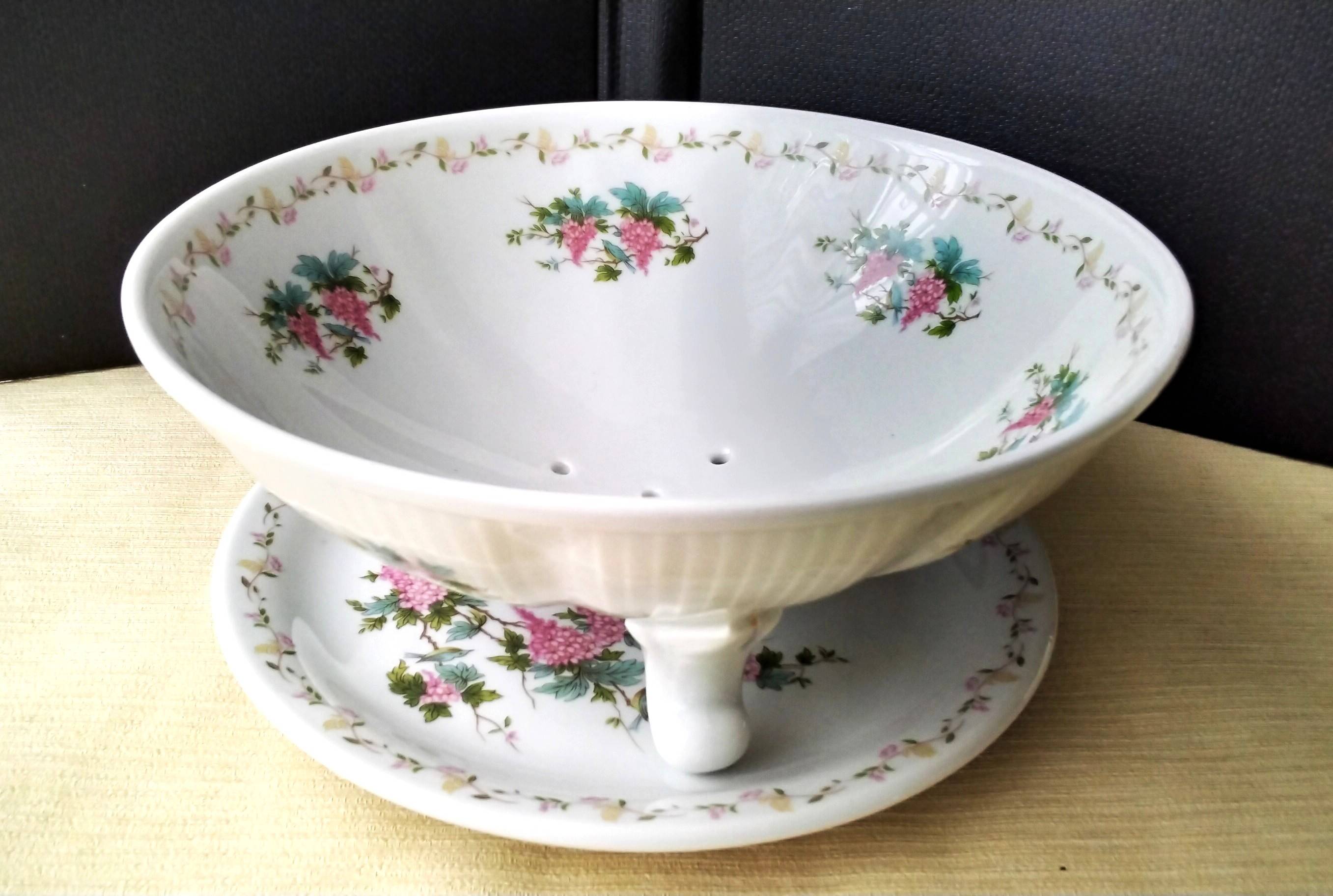 Fruit drainer and its porcelain dish by Pillivuyt.