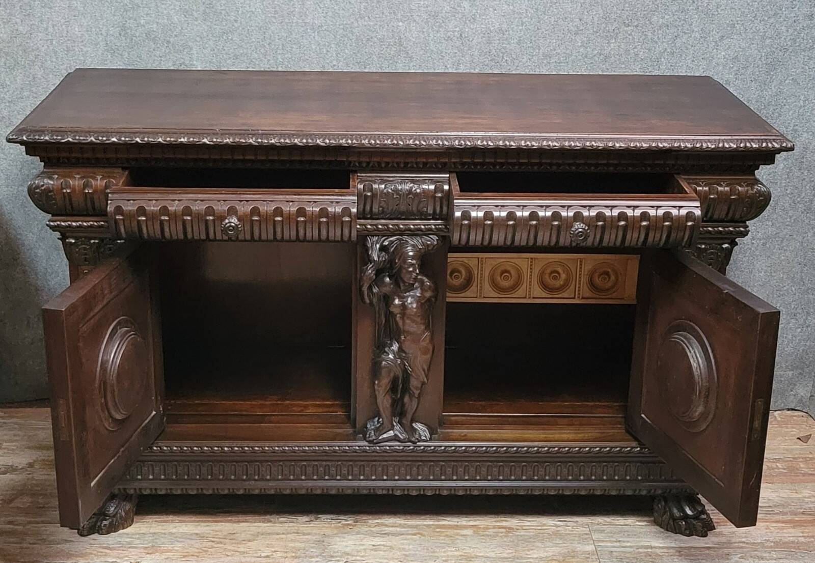 Buffet cabinet style Renaissance a caches secretes en noyer et orme époque