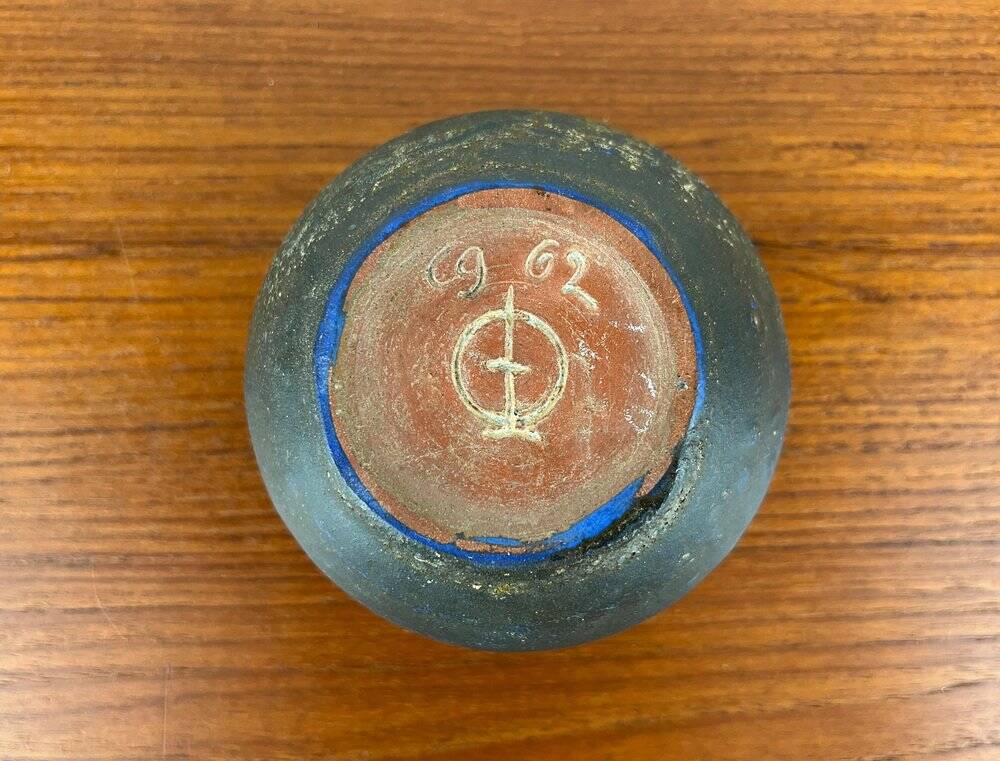 Brutalist studio pottery vase by Lu and Gerd Grove, mid-century, 1962.