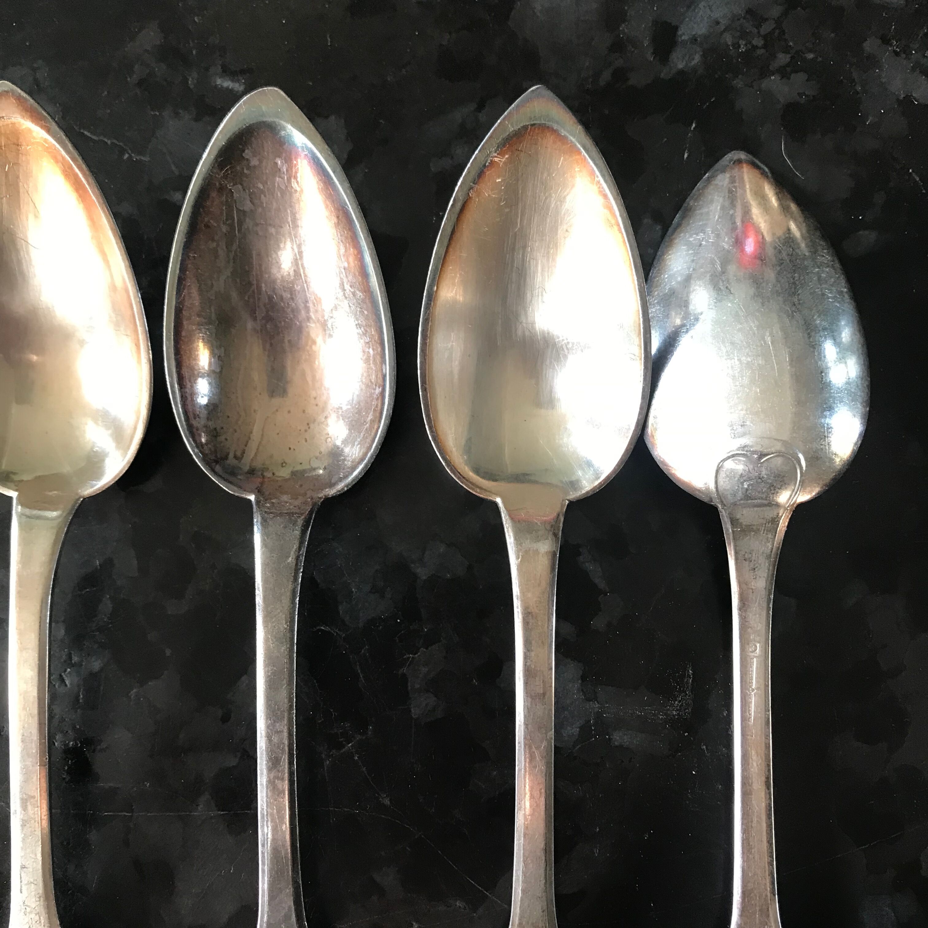 Pop-up Christmas 2022 Set of 4 silver spoons dating from the early twentieth century.